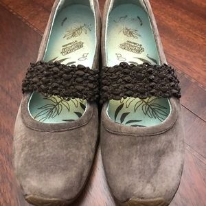 Columbia suede slip on walking shoes 8.5 grey